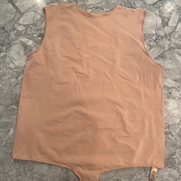 SKIMS ESSENTIAL CREW NECK SLEEVELESS BODYSUIT - Picture 5 of 8